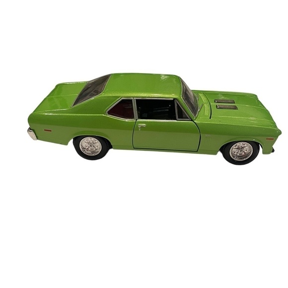 Maisto 1970 Chevrolet Nova SS Diecast Vehicle Lime Green - Picture 5 of 16
